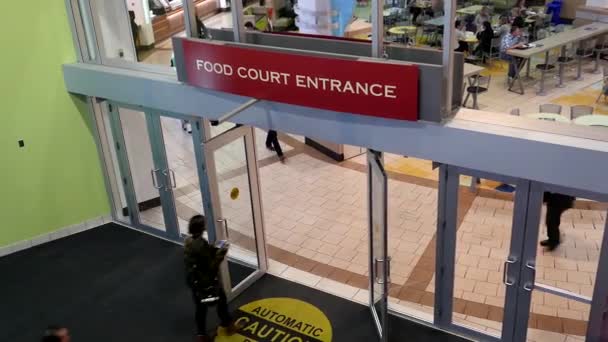 Top shot van voedsel Hof ingang binnen Coquitlam Center shopping mall — Stockvideo