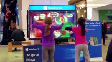 Microsoft ile dans çocuk oyun pencere deposu yanında gösterdi