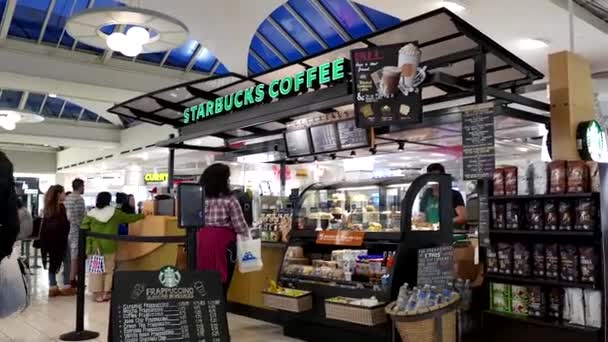 Kund som köper kaffe på Starbucks — Stockvideo