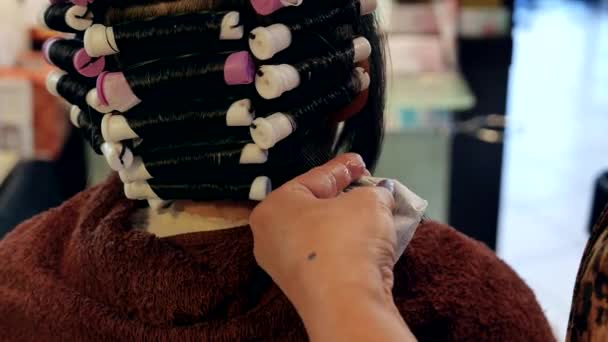 Personas que tienen una permanente en una peluquería — Vídeos de Stock