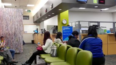 İnsanlar ICBC iç sürücü ruhsat uygulamak için bekliyor