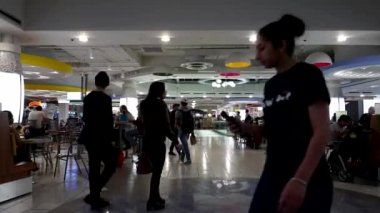 Modern alışveriş merkezi gıda mahkeme kafeteryasında yemek zevk insanlar