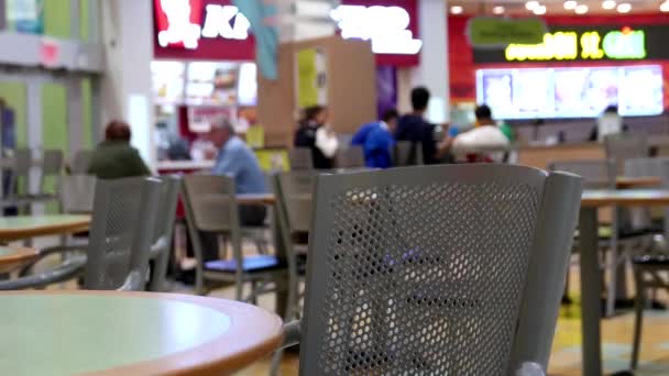 Människor njuter av måltid i modern Galleria mat domstolen cafeteria, fokus på stol. — Stockvideo