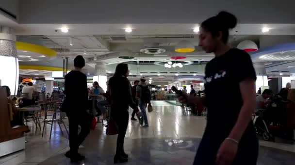 Mensen genieten van de maaltijd in moderne winkelcentrum voedsel Hof cafetaria — Stockvideo
