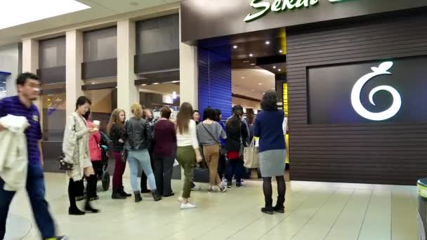 Les gens font la queue pour entrer dans le restaurant japonais à l'intérieur du centre commercial — Video