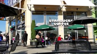 Güneşli günde Starbucks kahve içme insanlar bir tarafı