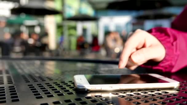 스타벅스 커피에서 휴대 전화 메시지를 읽는 여자 — 비디오