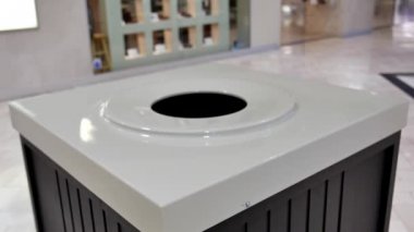 Tarafından yürüyüş ve çöp çöp tenekesine atan kadın