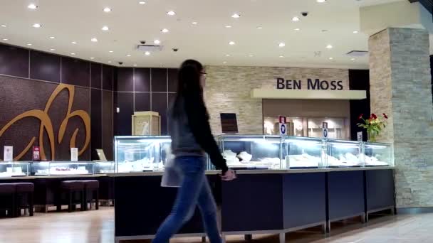 Shopper procházky Ben Moss šperky obchod uvnitř nákupního centra — Stock video