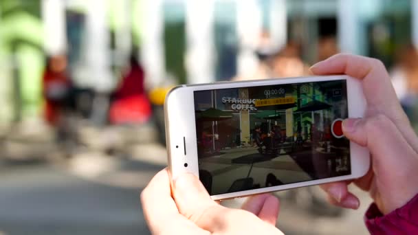 Capture d'écran de personnes dégustant un café chez Starbucks — Video