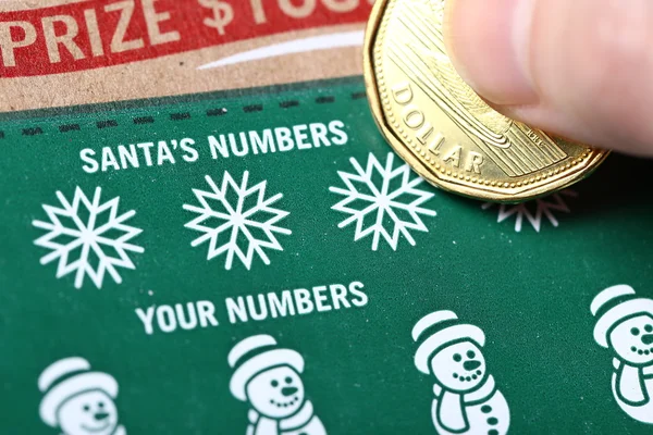 Woman scratching lottery ticket — Stock Photo, Image