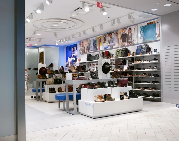 Mensen op zoek naar schoenen op schoenenwinkel — Stockfoto