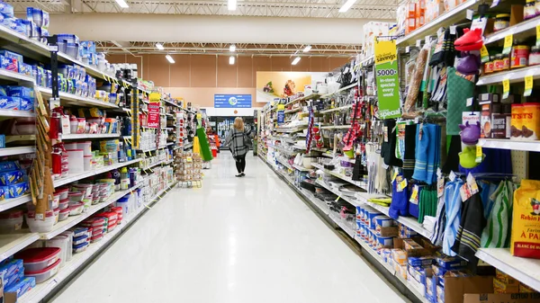 Um lado do comprador no corredor de itens de cozinha em Salvar em alimentos . — Fotografia de Stock