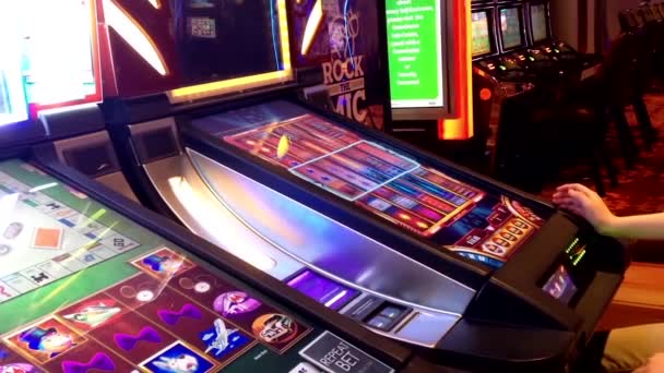 Coquitlam Bc Kanada Hard Rock Casino içinde kadın oyun slot makinesini kapat — Stok video