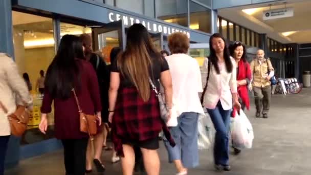 Um lado da entrada no shopping — Vídeo de Stock