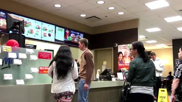 マクドナルドで食事を注文する人がウォルマート店の中のカウンターをチェック アウトします。 — ストック動画