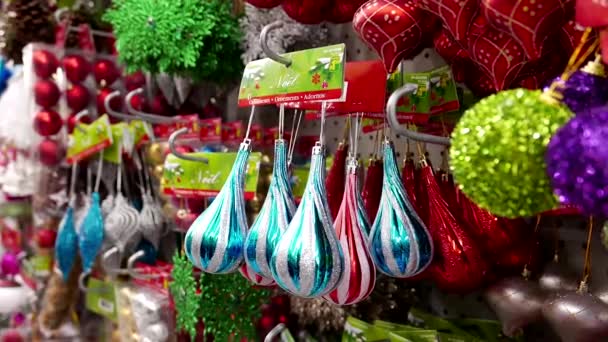 Cerca de la mujer que compra decoraciones de Navidad — Vídeos de Stock