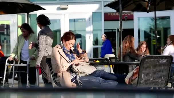 Donna che parla con la sua amica e beve caffè Starbucks nella giornata di sole — Video Stock