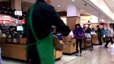 İnsanların gıdalar sayaç T ve T süpermarket içinde dışarı Check ödeme yakın çekim