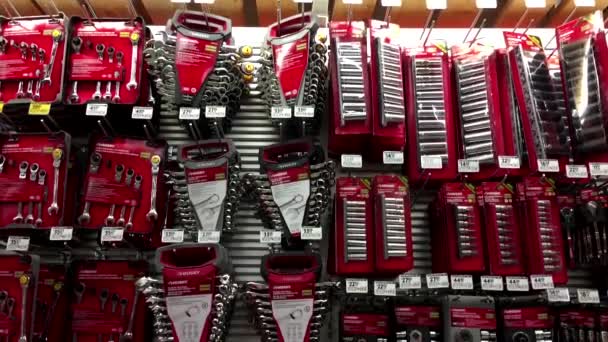 Ena sidan av displayen hylsnyckel ställa på Home Depot butik — Stockvideo