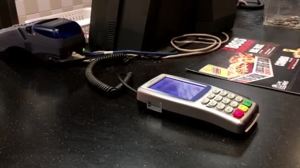 Люди, оплачивающие кредитные карты в кассе KFC — стоковое видео
