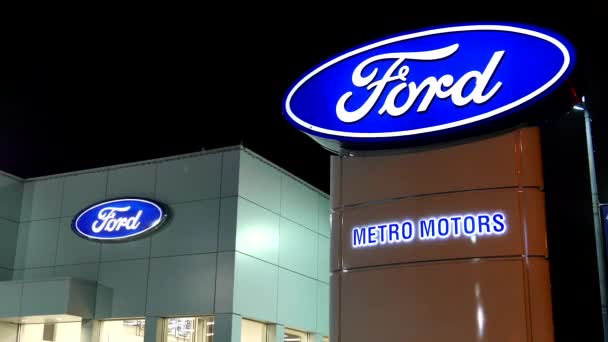 "Αντιπροσωπεία αυτοκινήτων Ford στην Νυκτερινή σκηνή στον Καναδά λιμάνι Coquitlam π.χ. — Αρχείο Βίντεο