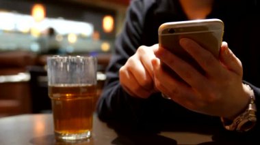 Kadın Çin restoranı içinde cep telefonu mesaj okuma