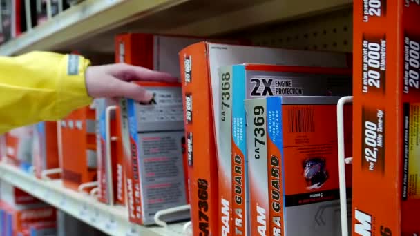 Woman buying air filter inside Canadian tire store — Stock Video