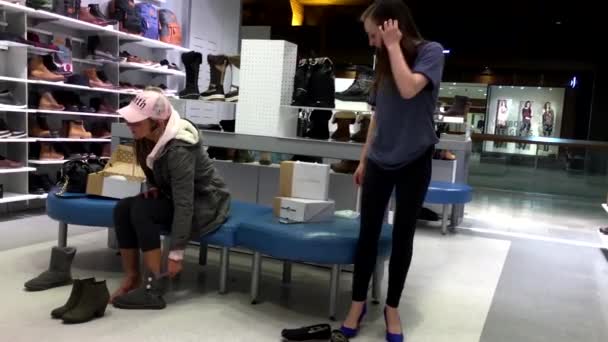 Mulher tentando novos sapatos dentro da loja de sapatos Primavera — Vídeo de Stock