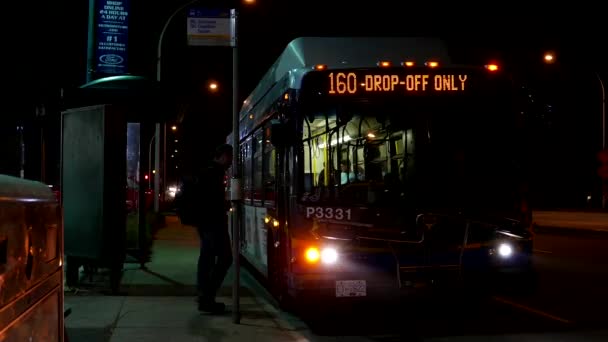 La gente sale sull'autobus alla stazione degli autobus — Video Stock