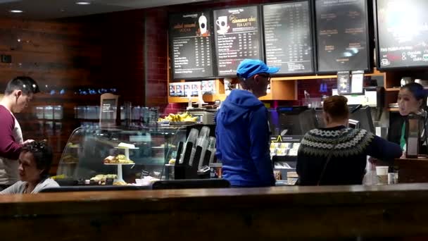 Shotting vanuit buiten raam van klant kopen koffie bij Starbucks — Stockvideo