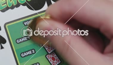 Piyango bileti tırmalamak kadın kapatmak