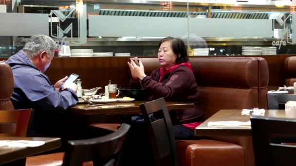 Satu sisi pelanggan memeriksa pesan di dalam restoran Cina — Stok Video