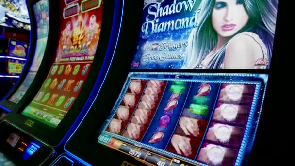 Nahaufnahme einer Frau, die in einem Hard Rock Casino Spielautomaten spielt — Stockvideo