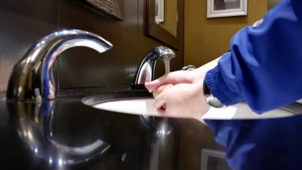 Homem lavando as mãos em um banheiro público dentro Hard Rock Casino — Vídeo de Stock