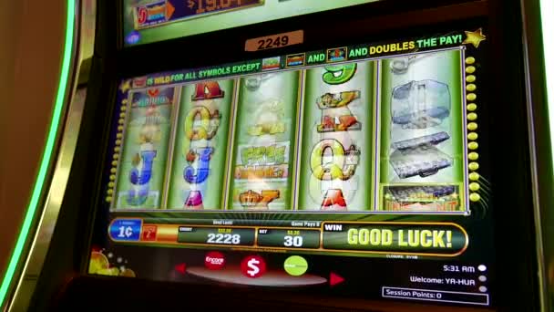 Close up mulher jogando slot machine dentro Hard Rock Casino — Vídeo de Stock