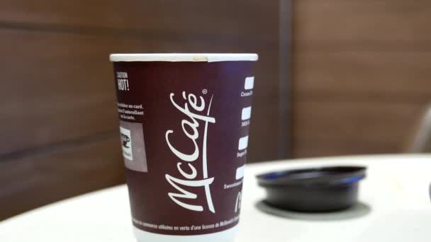 맥도날드의 패스트 푸드 레스토랑에서 Mccafe 커피를 복용 하는 여자 — 비디오