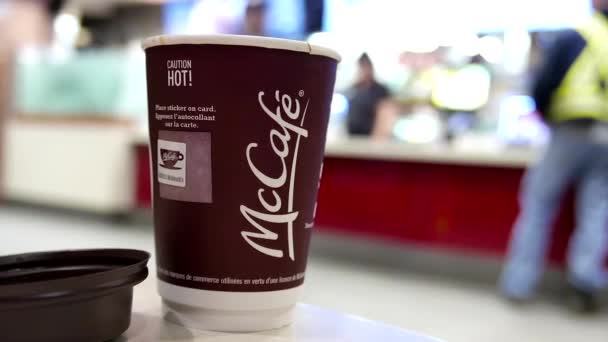 Cerca de café Mccafe caliente en el restaurante de comida rápida mcdonalds — Vídeos de Stock