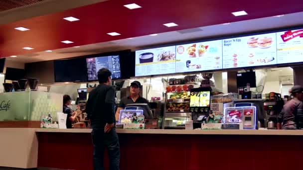 Pessoas que encomendam alimentos na Mcdonalds check-out contador em Coquitlam BC Brasil — Vídeo de Stock