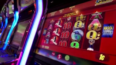 Kadın oyun slot makinesini Hard Rock Casino içinde kapatın