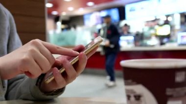 Kadın mcdonalds fast food Restoran, cep telefonunuzda ileti okuma