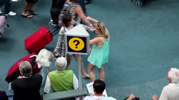 Kvinnan kramar hennes vän på internationella ankomst lobbyn i Vancouver Bc Kanada. — Stockvideo