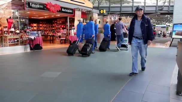 Pasażerowie z bagażem wewnątrz yvr airport w vancouver bc Kanada. — Wideo stockowe