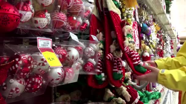 Fermer les gens qui achètent des décorations de Noël — Video