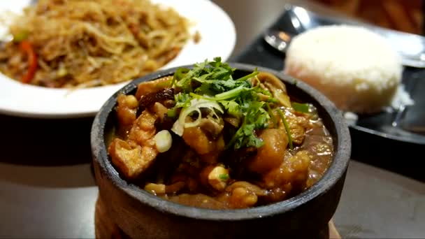 Um lado do pote dan com fumaça pesada dentro do restaurante chinês — Vídeo de Stock