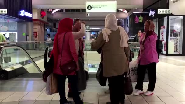 Midden Oosten land vrouwen praten en zeg vaarwel aan elkaar voor roltrap — Stockvideo