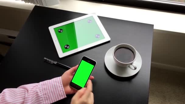 Femme utilisant un téléphone numérique avec un écran vert pour ajouter votre propre contenu personnalisé — Video