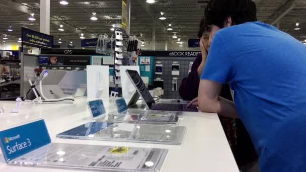 Les gens essayant un nouvel ordinateur portable à l'intérieur Best buy store à l'intérieur Best buy store — Video