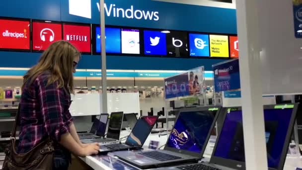 Persone che provano nuovo computer portatile all'interno Best buy store inside Best buy store — Video Stock