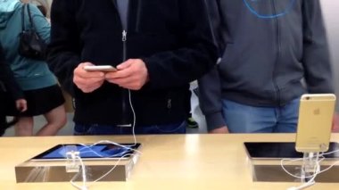 Oyun yeni iphone Apple store içinde millet, el eylem üzerinde odaklanmak